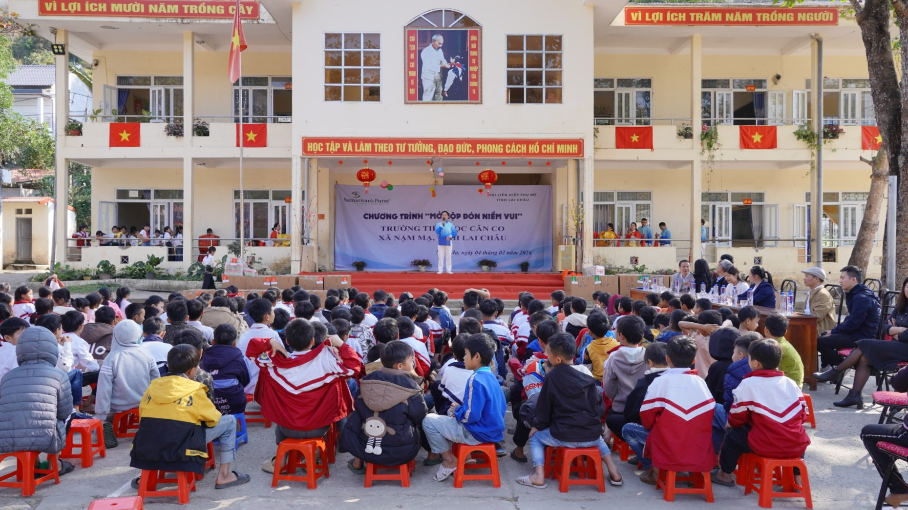 Trao 555 “Hộp quà yêu thương” tặng học sinh xã Nậm Mạ (Lai Châu)